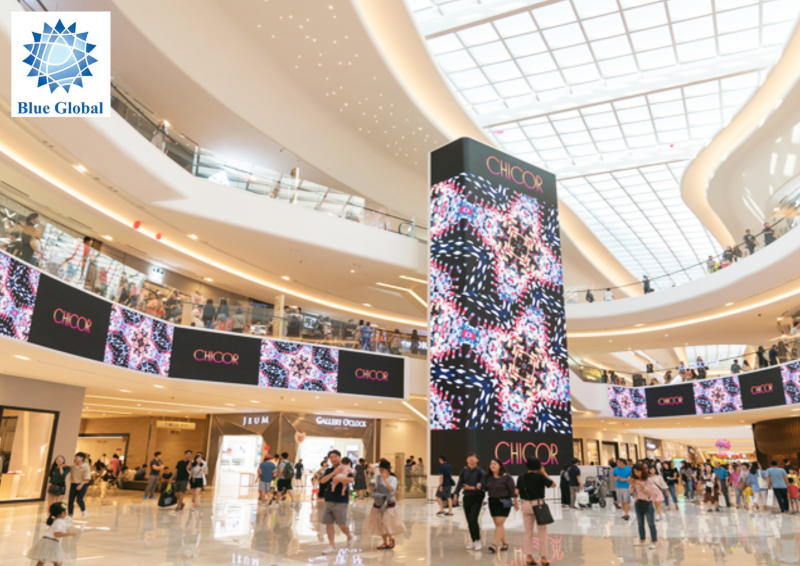 Hình 1 Khách hàng tham quan trung tâm mua sắm với màn hình LED trung tâm thương mại hiện đại